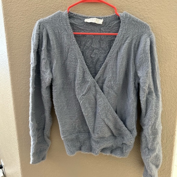 ASTR The Label V-Neck Fuzzy sweater w/puff sleeves😻 - Picture 2 of 6